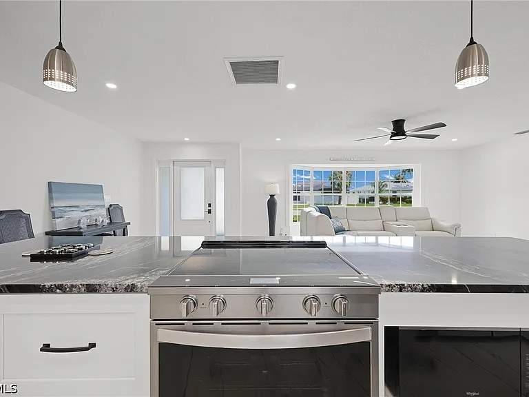 4930 Edith Esplanade Cpe — Photo 9