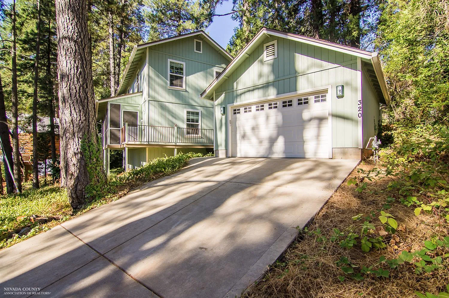 320 Manor Dr photo 1