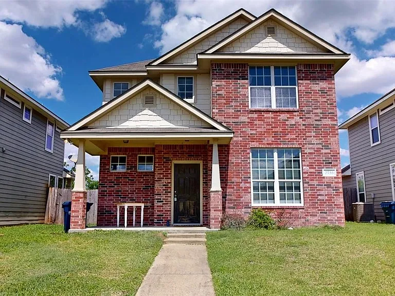 2933 McLaren Dr — Photo 1