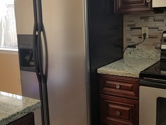 Side by side Whirlpool is connected to water for automatic ice and filtered water dispenser. Plus... check out those awesome extra kitchen drawers!