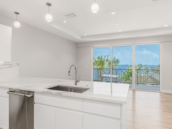 2nd image of 41 SW Seminole St #203