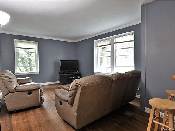 3rd image of 138 Woodside Grn APT 2A