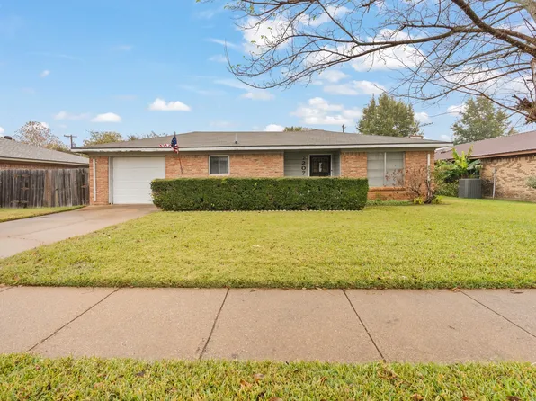 1207 S Ridgeway Dr, Cleburne, TX 76033