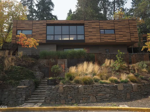 5 Scenic Dr, Ashland, OR 97520