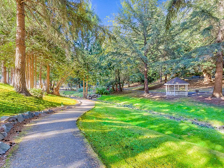 Evergreen Apartments — Photo 3