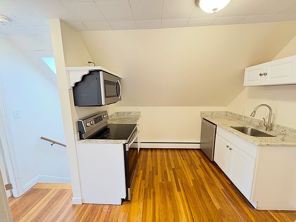 5th image of 159 Winsor Ave APT 3