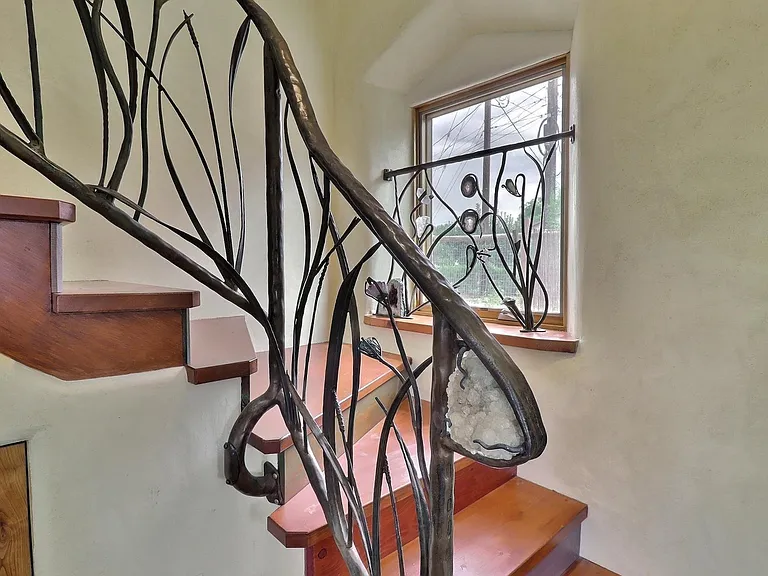 345 Niagara Ave — Photo 8