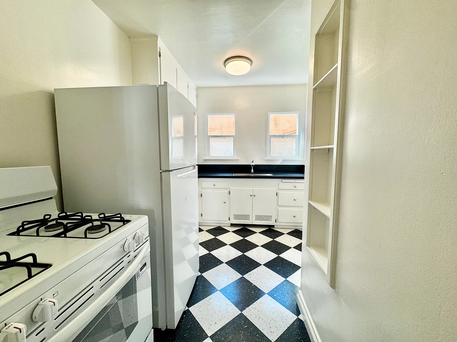Studio, 550 sqft, $1,975 — Photo 4