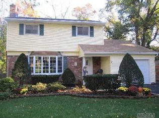 5 Wren Dr, Hauppauge, NY 11788
