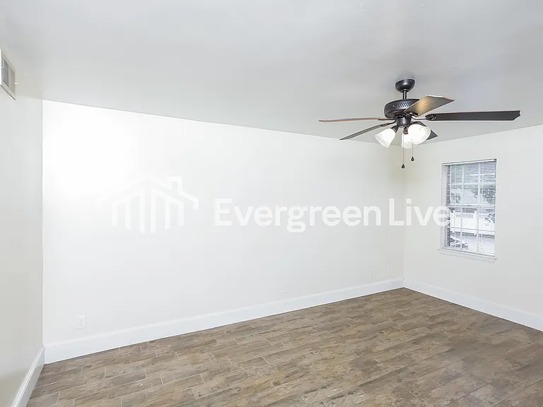 1605 Ashford Ln — Photo 2