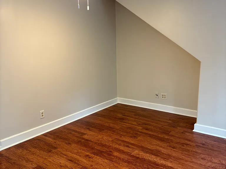 172 Rosemont Gdn #B — Photo 3