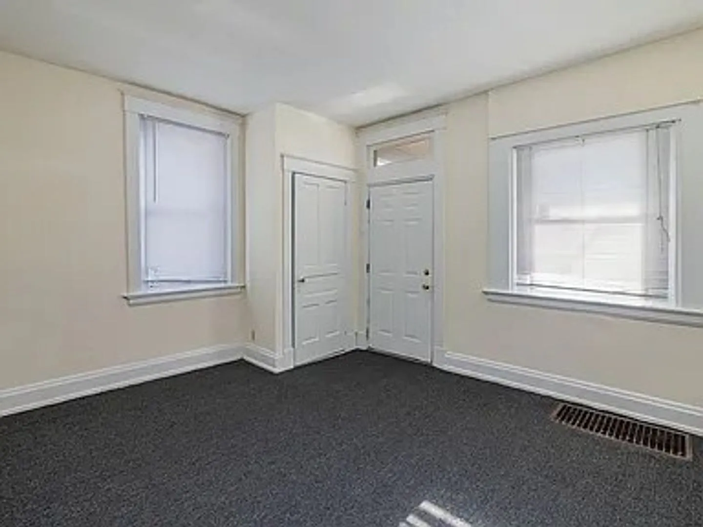 4 bed, 1.0 bath, 2000 sqft, $1,899 — Photo 4
