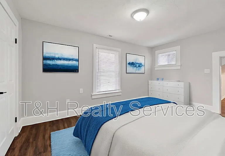 926 W 32nd St — Photo 18