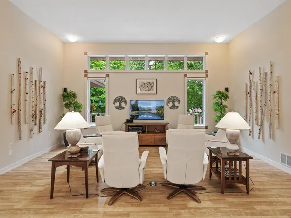 5877 Bradbury Ct, Inver Grove Heights, MN 55076