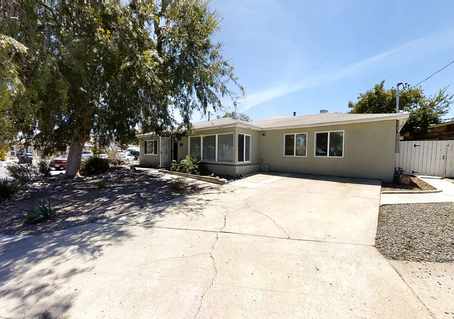 8BD/3BA, Corner of Ewing and Rincon — Photo 1
