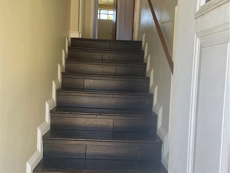 518 Geneva Ave — Photo 2