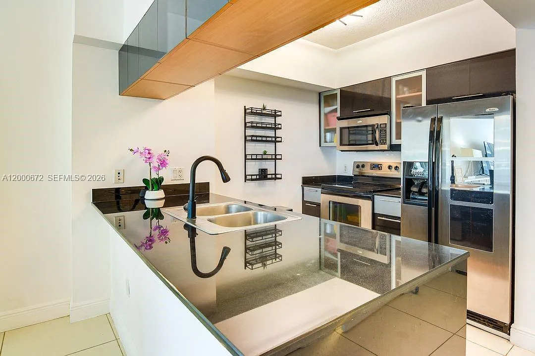 Opera Tower Condo — Photo 3