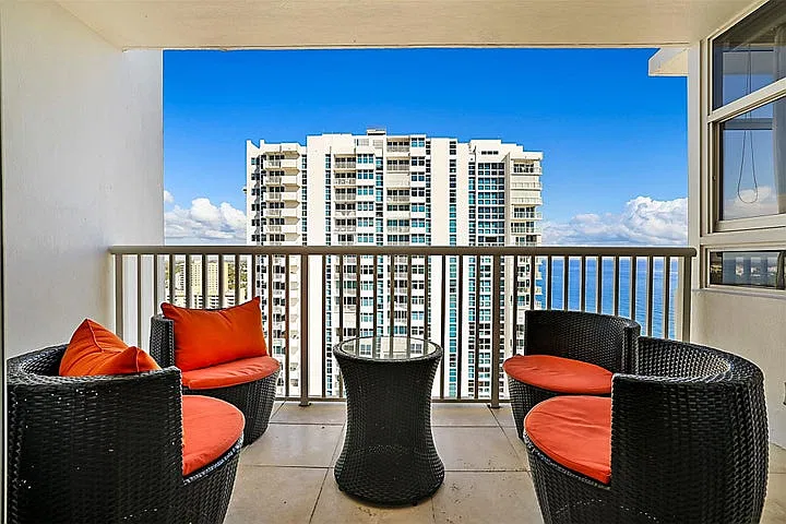 2 bed, 1600 sqft, $5,200 — Photo 3