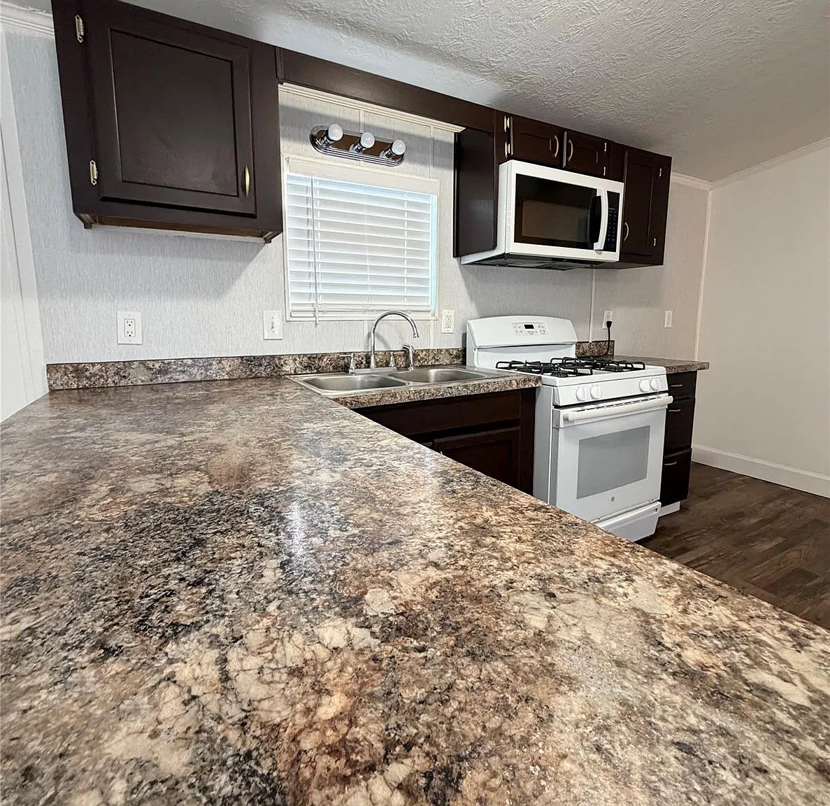 3 bed, 2.0 bath, 1216 sqft, $1,500 — Photo 4