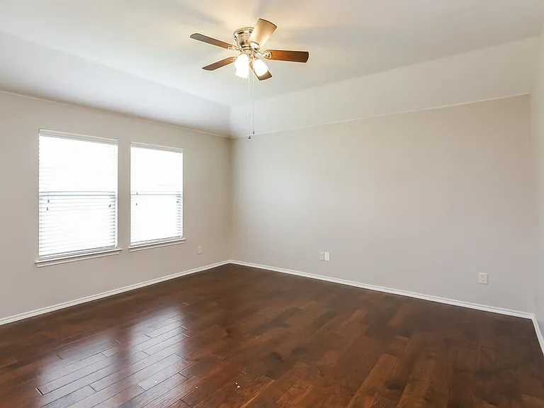 2116 Meadow View Dr — Photo 5