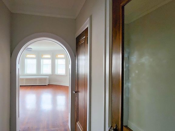 3rd image of 1529 W Pratt Blvd APT 3W
