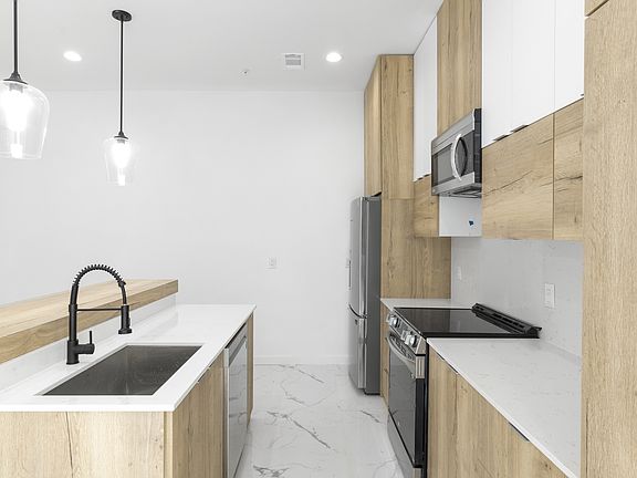 3rd image of 4308 Roseland Ave #104