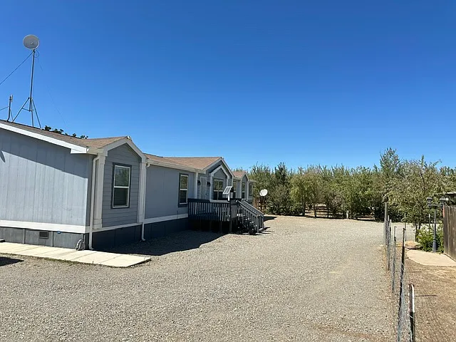 4 bed, 2280 sqft, $2,500 — Photo 1