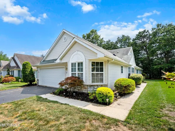 27 Pine Hollow Lane, Lakewood, NJ 08701