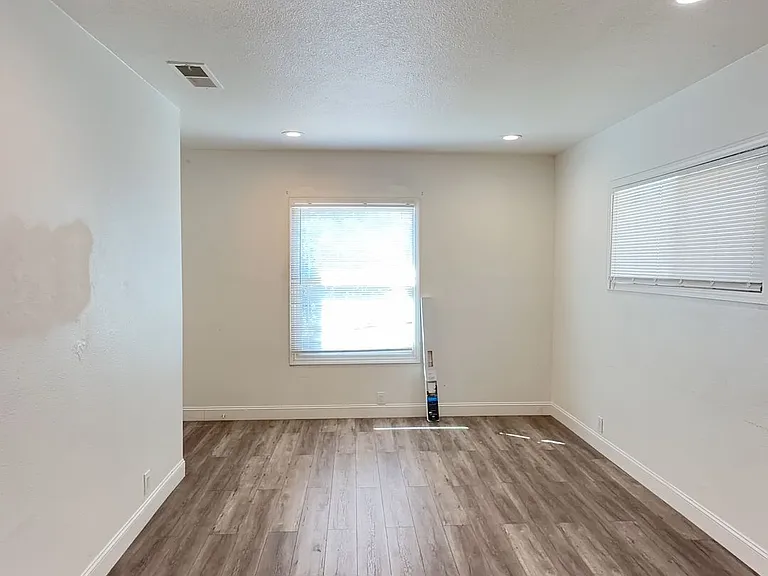 810 E Olive Ave — Photo 1