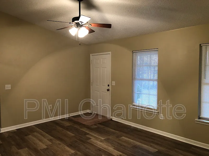 3 bed, 2.0 bath, 1131 sqft, $1,500 — Photo 2