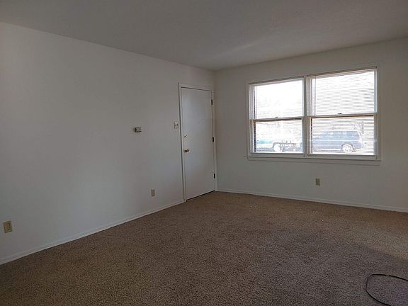 2nd image of 613 Boxwood Dr APT 1
