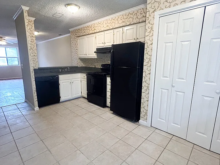 19 Canterbury Ct #1 — Photo 4
