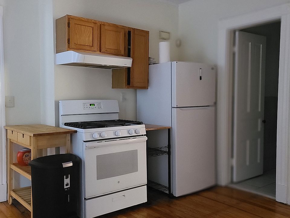 Kitchen with Stove, Refrigerator, DW & GD
