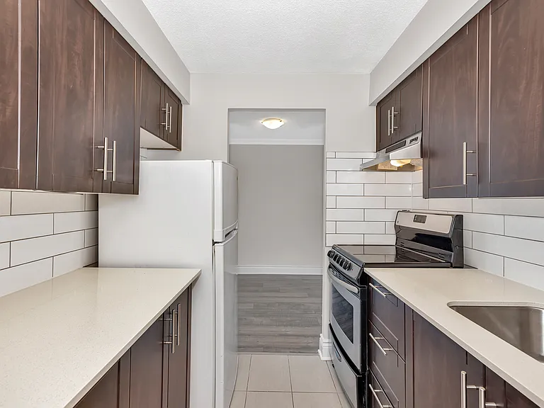215 Clarence St — Photo 39