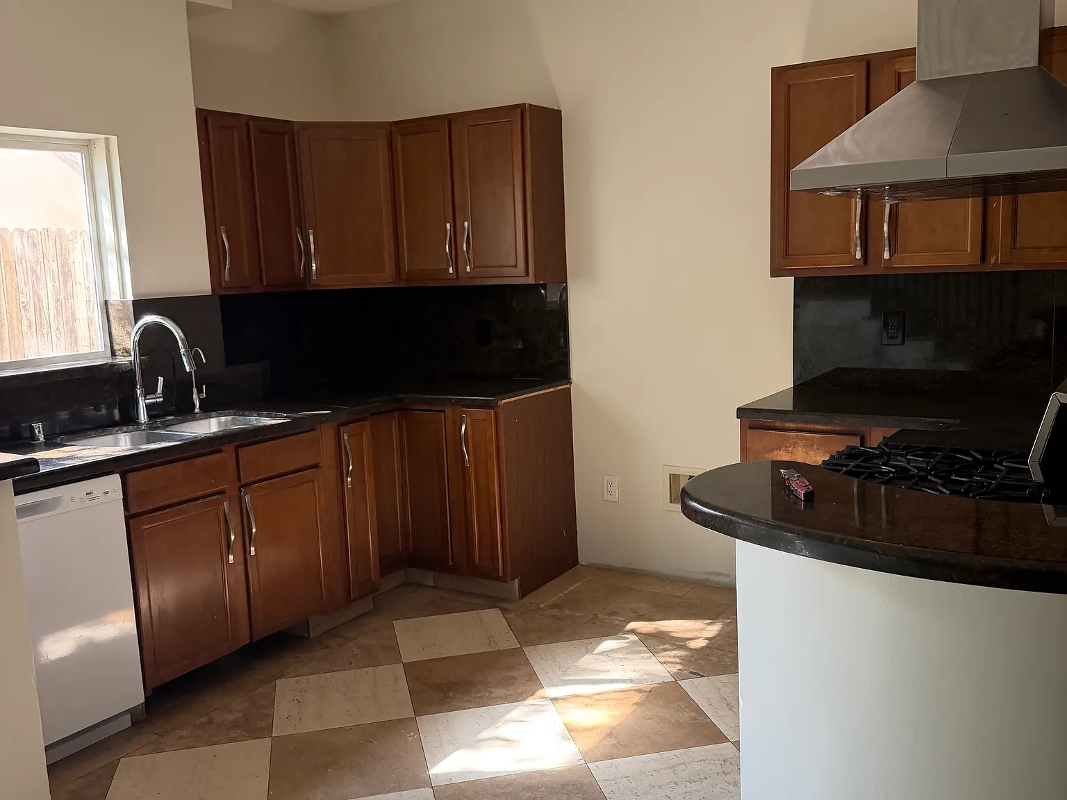 3 bed, 2.5 bath, 1800 sqft, $3,250 — Photo 2