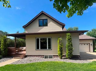 407 1st St NE, Orange City, IA 51041