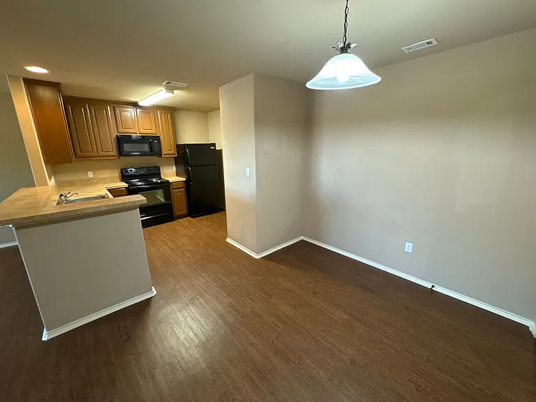 2725 Lovers Ln — Photo 15