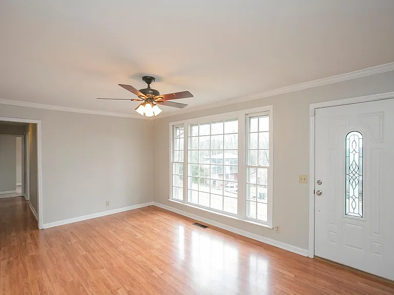 610 Ashley Ct — Photo 10