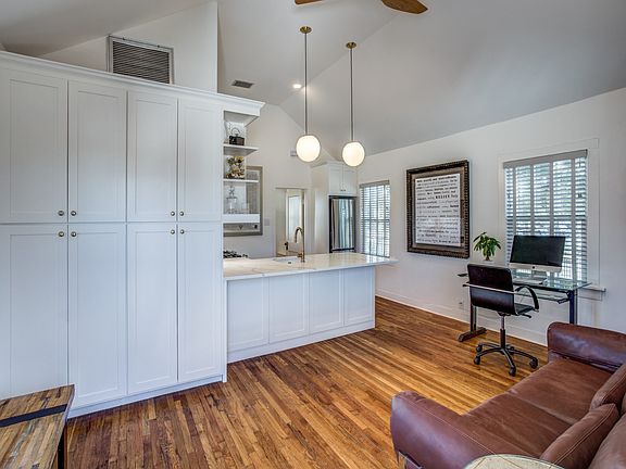 2nd image of 3206 McPherson Ave #3206