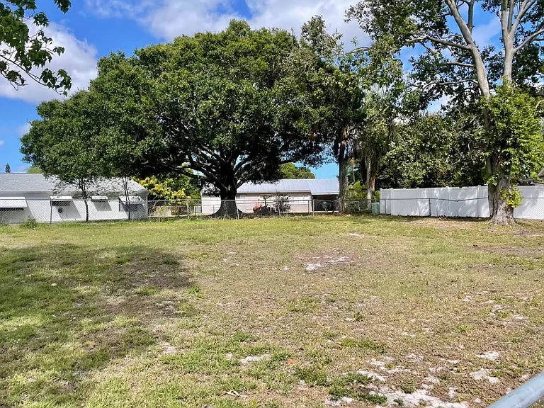 615 SW Bridgeport Dr — Photo 4