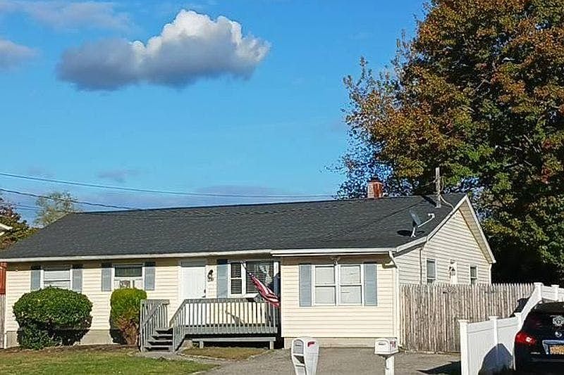 2nd image of 9 Eisenhower Rd