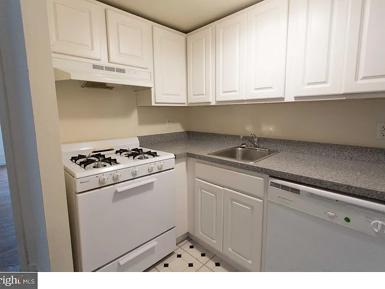 526 Spruce St #3R — Photo 5