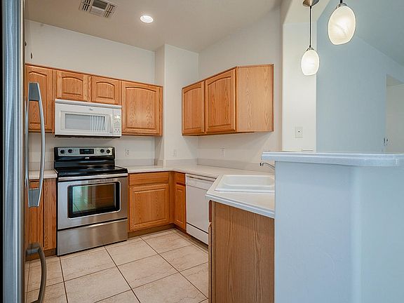 4th image of 429 W Chardin Dr