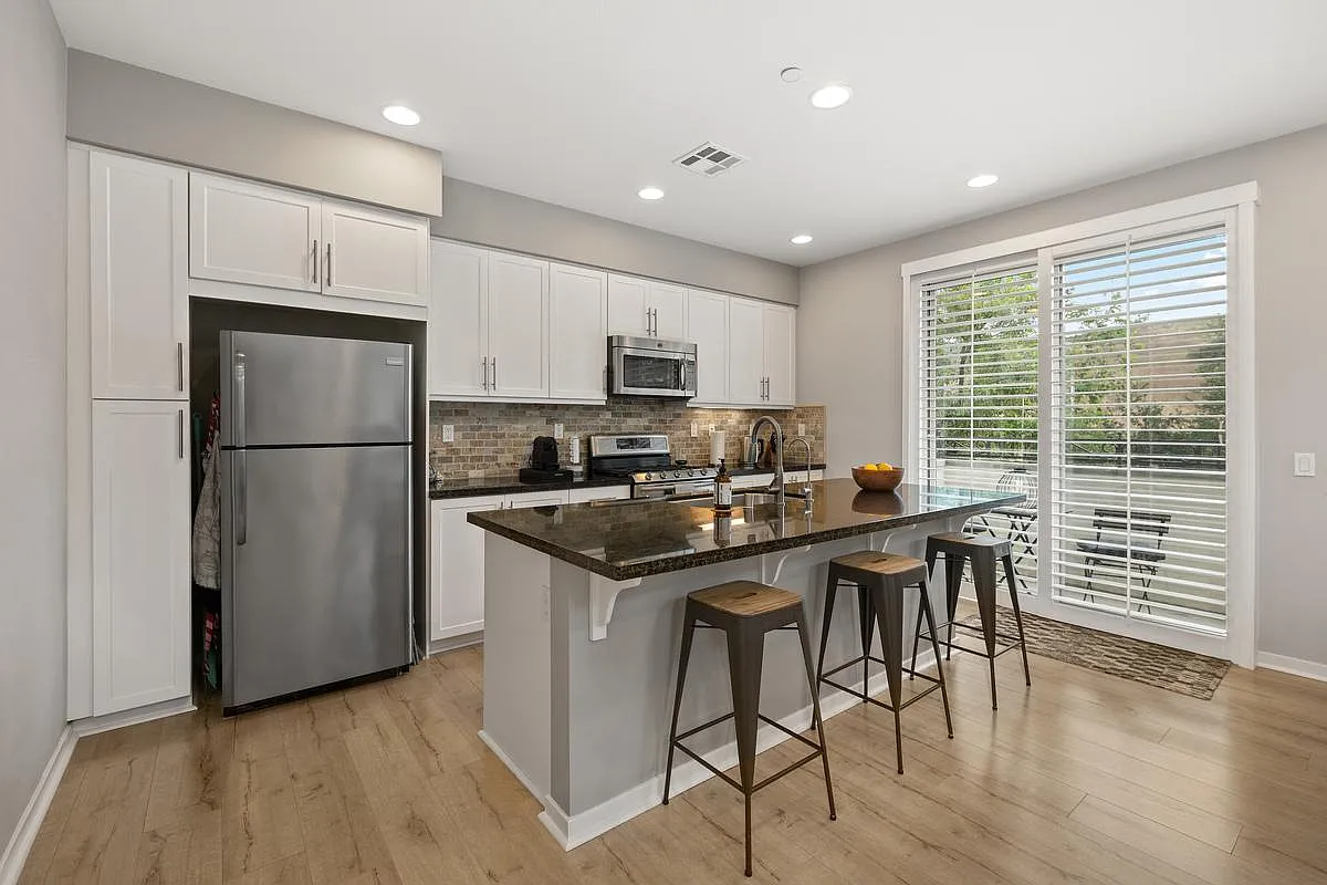 2 bed, 1637 sqft, $4,200 — Photo 1