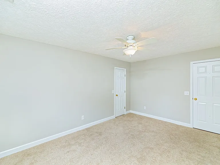 10 Hampshire Ln — Photo 30