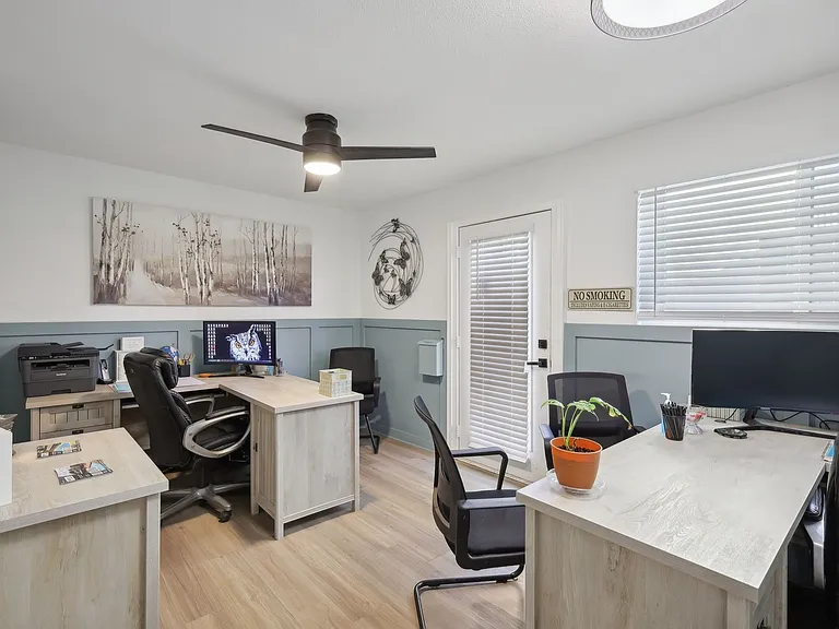 Hollyhills Apartments — Photo 10