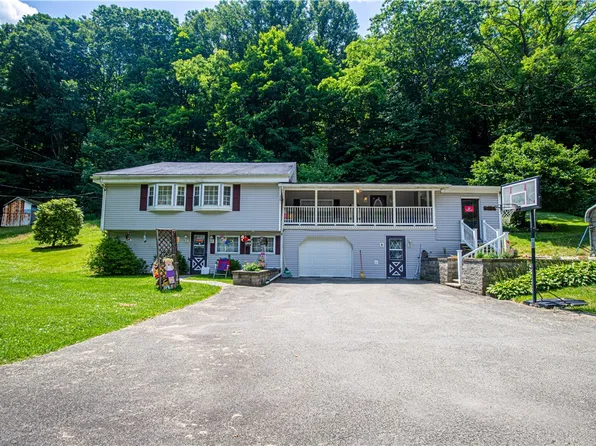 611 Mae West Rd, Confluence, PA 15424