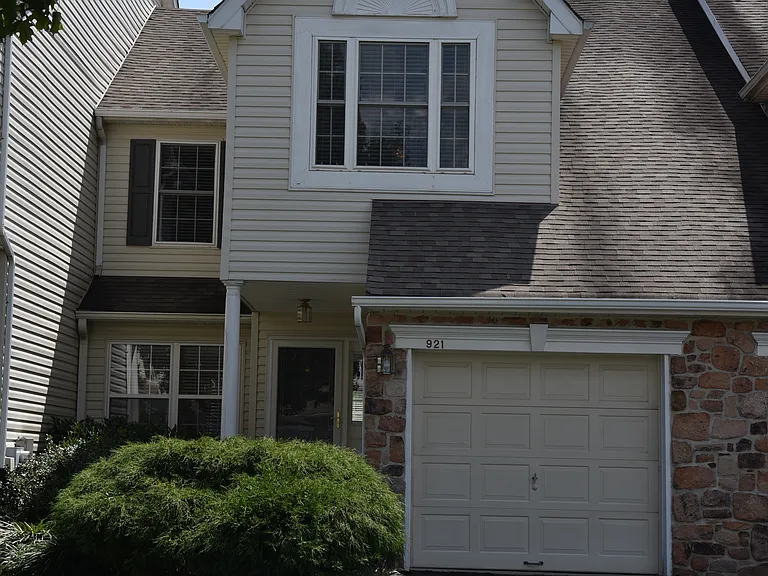 921 Bentley Ct — Photo 2