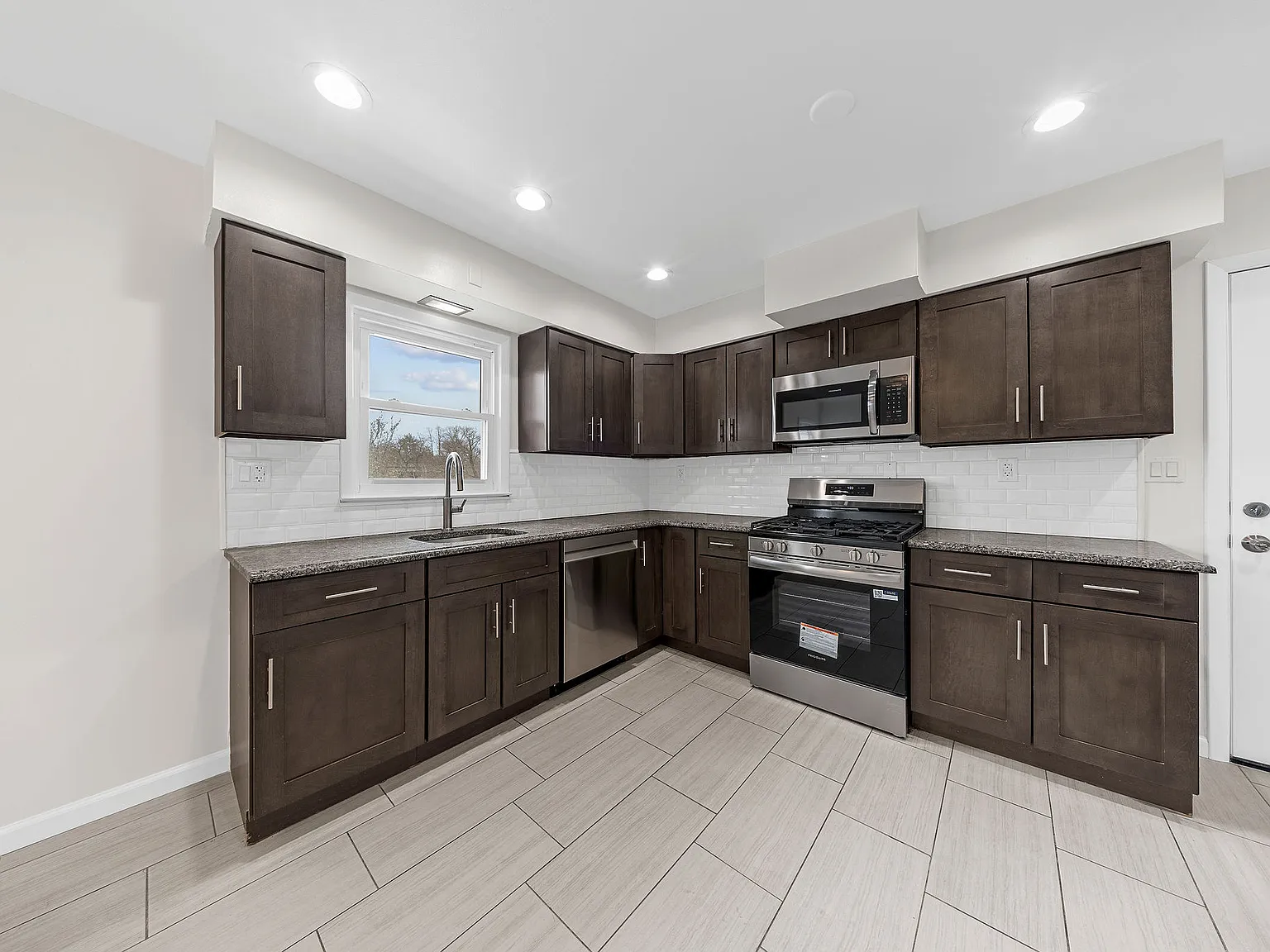 3 bed, 1060 sqft, $2,600 — Photo 2