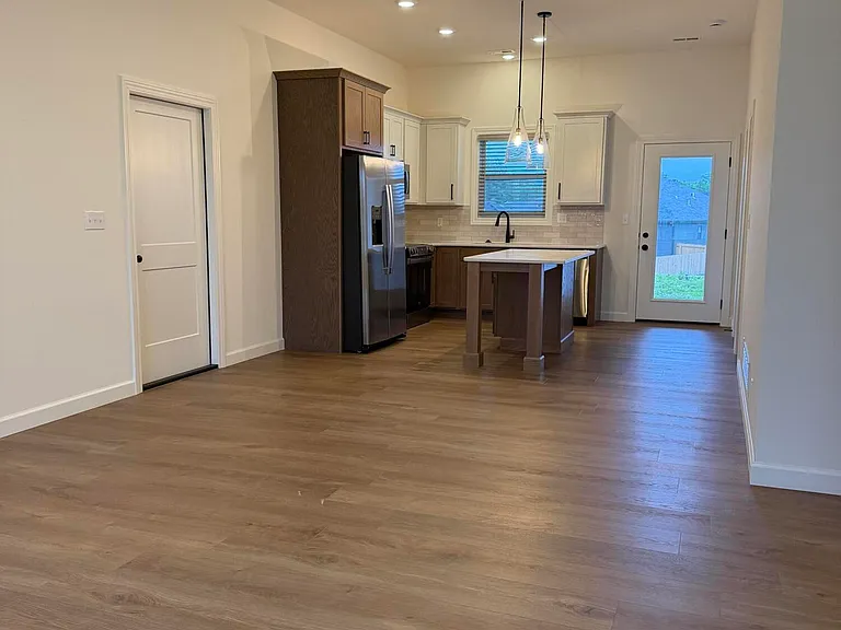 15285 General Dr — Photo 2